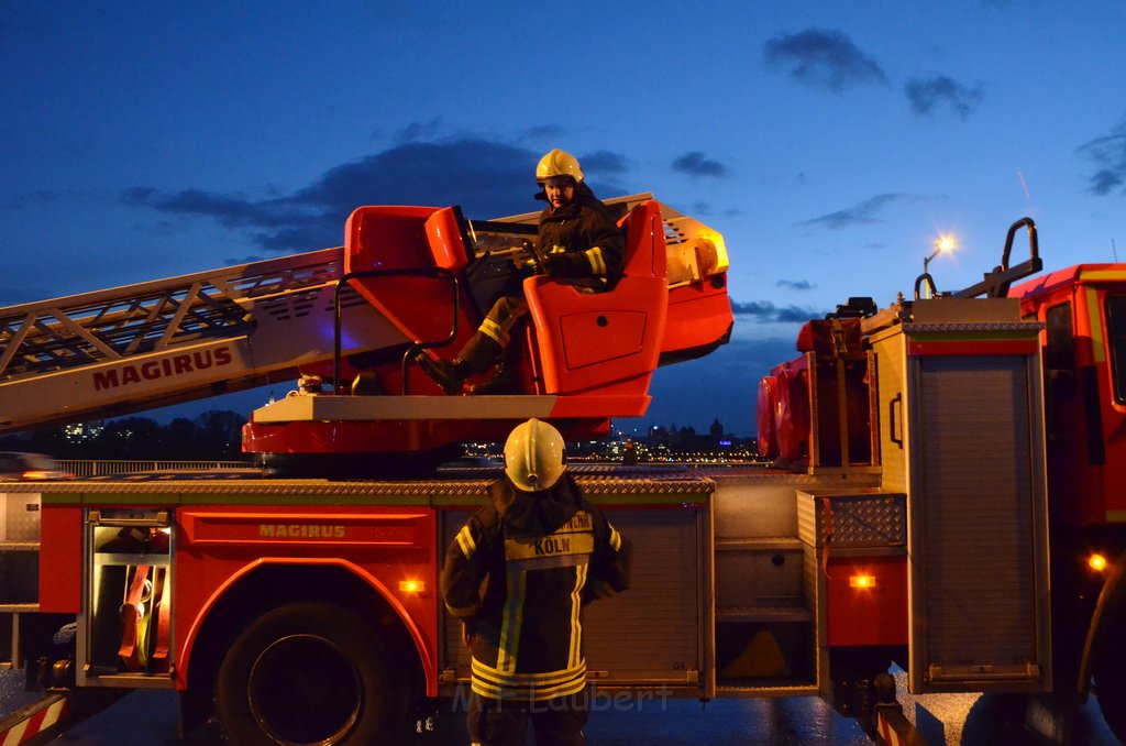 Einsatz BF Hoehenretter Koelner Seilbahn Hoehe Zoobruecke P2291.JPG